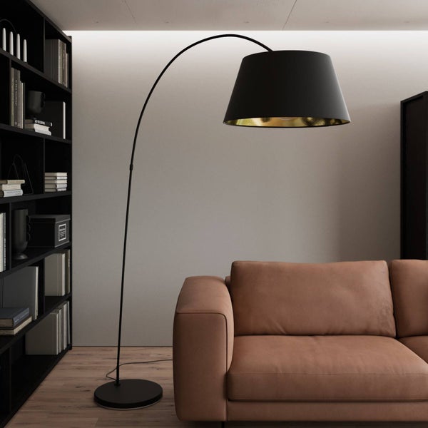 Bogenlampe mit schwarzem Lampenschirm über braunem Sofa