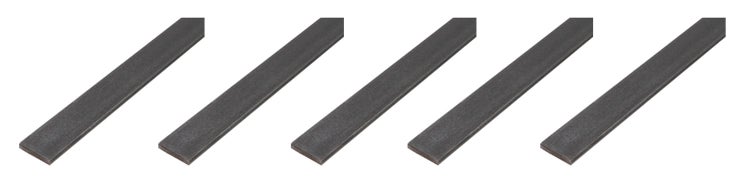 Fünf flache Metallstreifen als Flachstahl zur Verwendung im Metallbau.