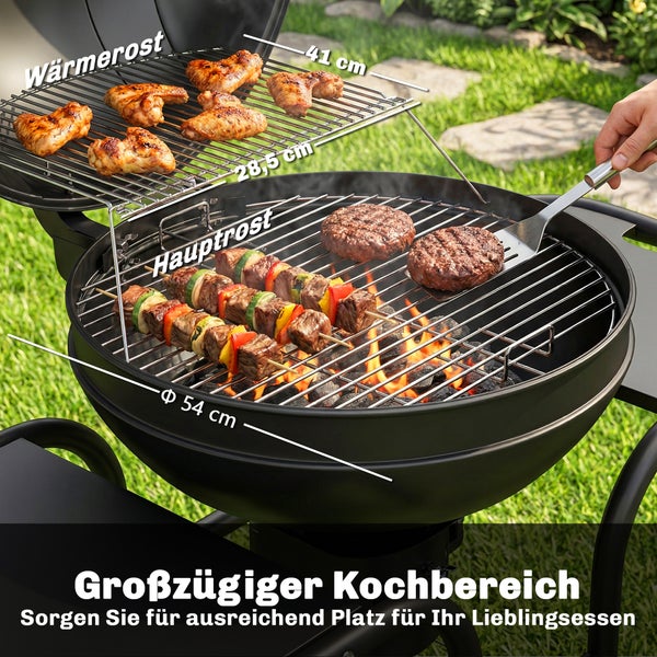 Holzkohle-Kugelgrill mit Hauptrost von 54 Zentimeter Durchmesser und Wärmerost von 41 mal 28,5 Zentimeter im Einsatz mit Grillgut.