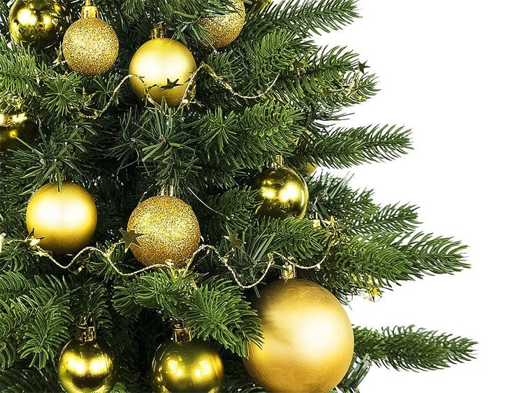 Künstlicher Weihnachtsbaum geschmückt mit glänzenden und glitzernden Weihnachtskugeln sowie einer Sternengirlande.