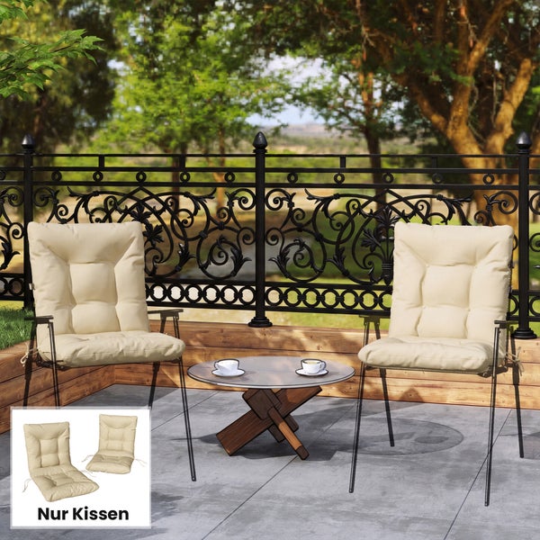 Set aus zwei beigen gesteppten Hochlehner-Sitzkissen auf Gartenstühlen auf einer Terrasse mit dekorativem schwarzen Geländer.