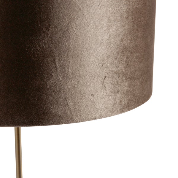 Nahaufnahme eines Lampenschirms mit Stoffbezug auf einem Lampenfuß