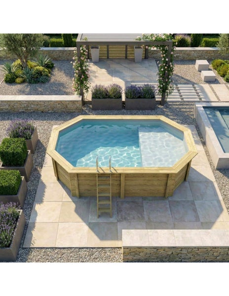 Achteckiger Holzpool mit Leiter in einem gestalteten Garten