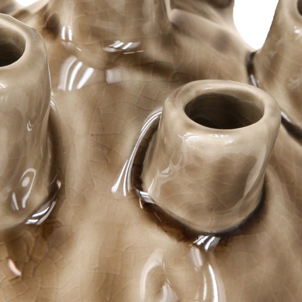 Nahaufnahme einer glasierten Keramikvase mit mehreren Öffnungen und Craquelé-Effekt.