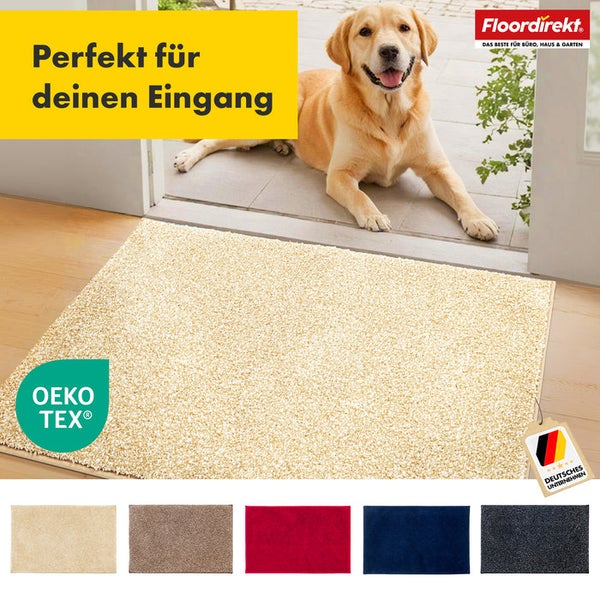 Beige Fußmatte vor einer Tür mit einem Hund, OEKO-TEX Siegel und Deutsches Unternehmen Siegel