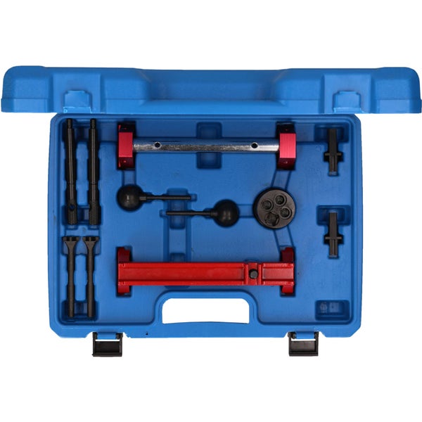 Werkzeugsatz zur Motorreparatur in einem blauen Werkzeugkoffer