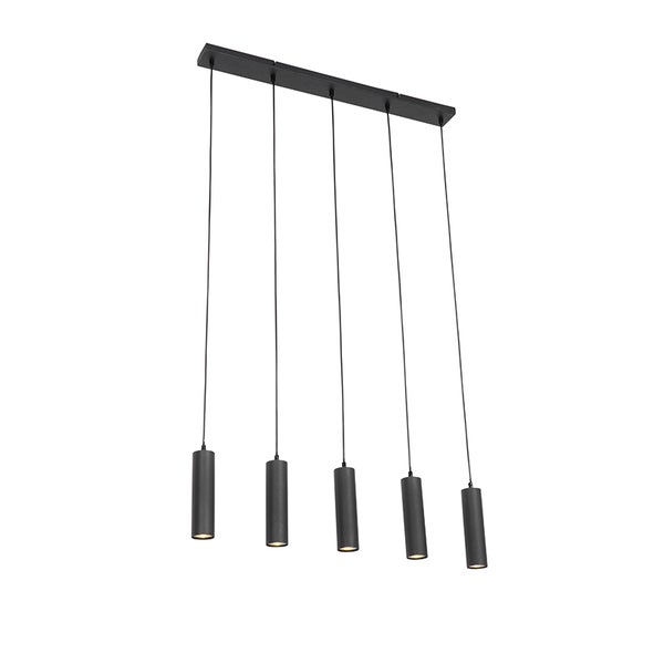 Fünfflammige Pendelleuchte in Schwarz mit zylindrischen Schirmen und einem rechteckigen Deckenbalken.