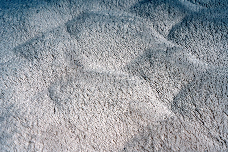 Nahaufnahme einer flauschigen Oberfläche aus weichem Webpelz oder Kuscheldecke.