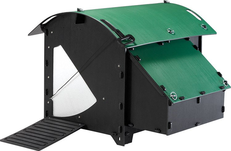 Hühnerstall aus schwarzem und grünem Kunststoff mit gebogenem Dach, seitlichem Legenest und einer Rampe.