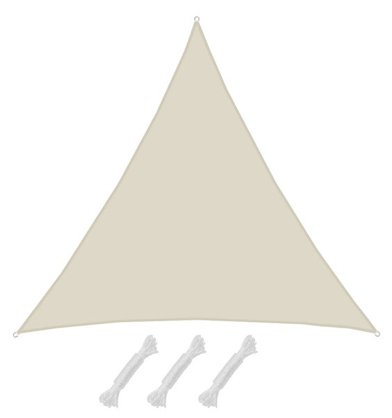 Dreieckiges Sonnensegel in Beige inklusive drei Befestigungsseilen.
