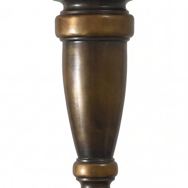 Detailaufnahme eines Tischbeins aus Holz