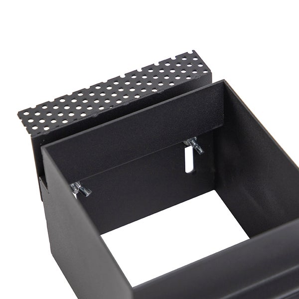 Schwarzer Metalladapter mit gelochtem Flansch und verstellbaren Flügelschrauben im Inneren.