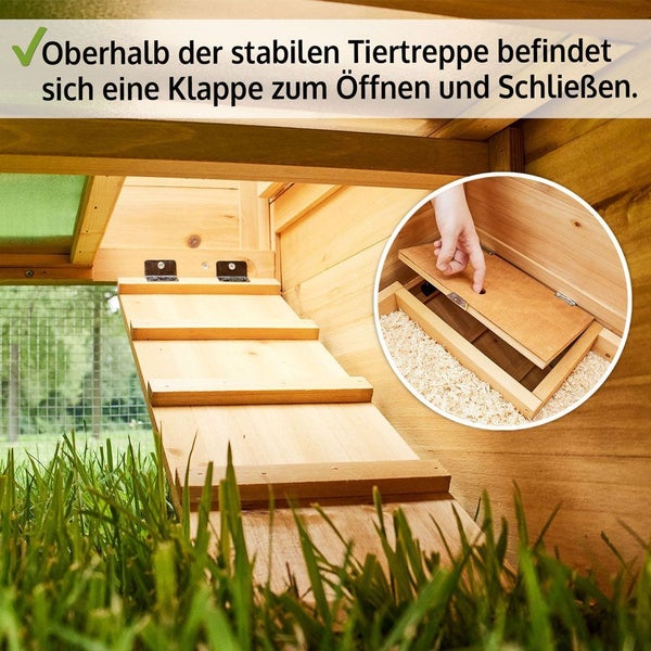 Innenansicht eines Kleintierstalls aus Holz mit einer stabilen Rampe und einer verschließbaren Klappe am oberen Ende.
