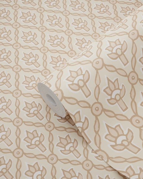 Vliestapete in Beige mit floralem Rautenmuster und stilisierten Blüten auf einer Rolle.