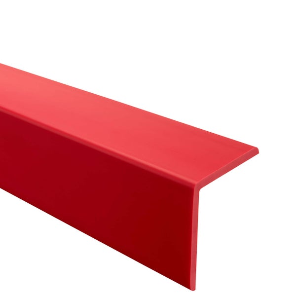Rotes Winkelprofil aus Kunststoff.