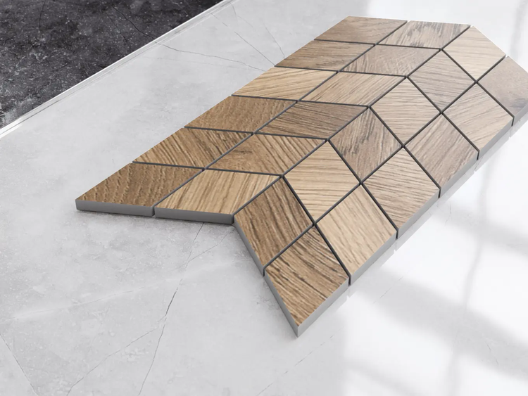 Mosaikfliese in Holzoptik in Rautenform auf einer Unterlage in Marmoroptik.