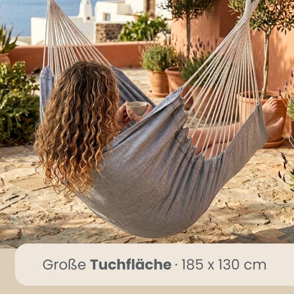 Hängesessel aus Stoff mit einer Tuchfläche von 185 mal 130 Zentimeter auf einer hellen Terrasse.