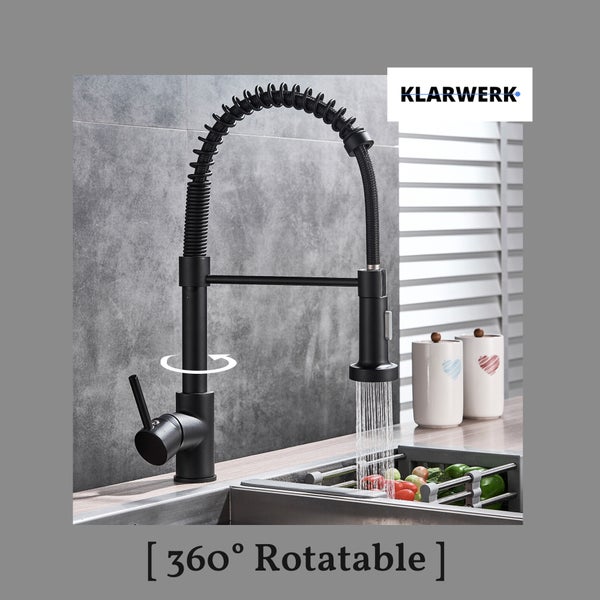 Schwarze KLARWERK Küchenarmatur, 360 Grad schwenkbarer Spiralfederhals, mit ausziehbarer Geschirrbrause über einer Spüle. KLARWERK Logo.