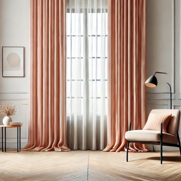 Helle und geräumige Inneneinrichtung mit Vorhängen, Stuhl und Stehlampe