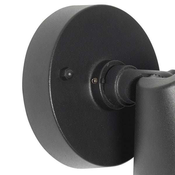 Detailansicht der runden schwarzen Wandhalterung einer Außenleuchte mit verstellbarem Metallgelenk.