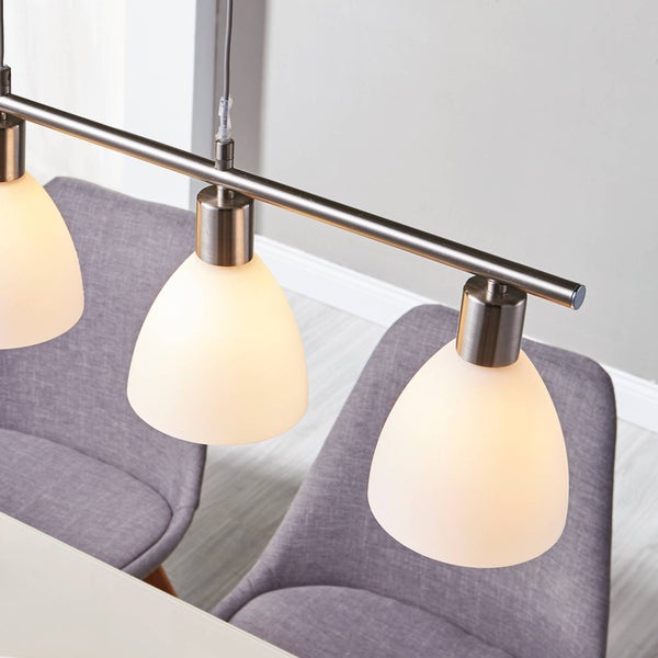 Dreiflammige Pendelleuchte mit Lampenschirmen aus Glas