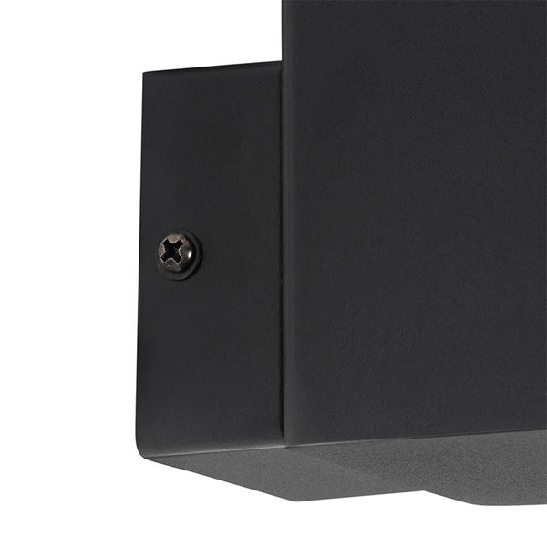 Nahaufnahme einer schwarzen mattierten Metallhalterung mit einer sichtbaren Kreuzschlitzschraube an der Seite.