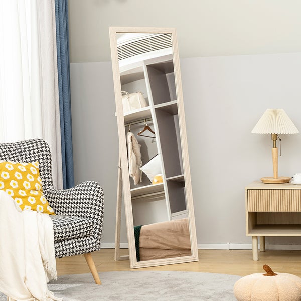 Stehender Spiegel mit Holzrahmen in einem Wohnraum.