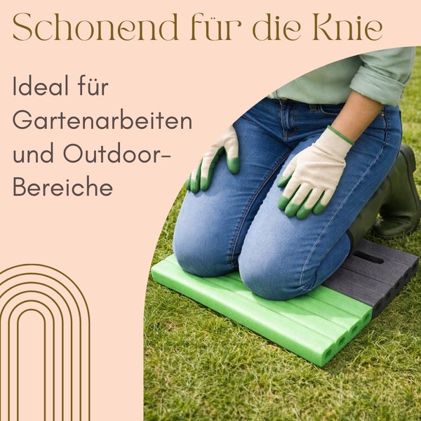 Person kniet auf einem Knieschoner für Gartenarbeiten im Freien.