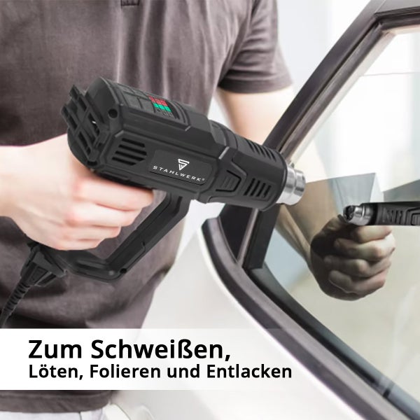 Person hält Heissluftpistole von Stahlwerk zum Schweissen, Löten, Folieren und Entlacken.