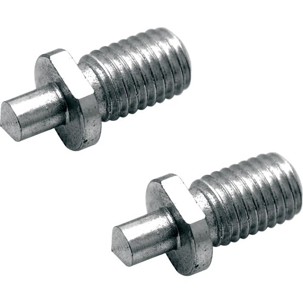 Moderne Außensauna aus hellem Holz mit Glasfront, Glaseingangstür, dunklem Schindeldach, mehrstufigen Bänken und Saunaofen im Innenraum.