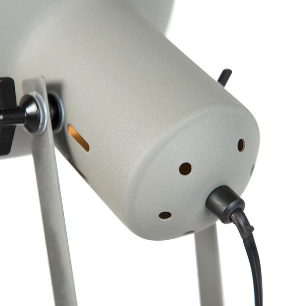 Detailansicht des Lampenkopfes einer verstellbaren Strahler Lampe mit Netzkabel und Halterung
