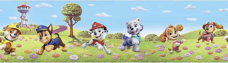 Wandbordüre mit Paw Patrol Charakteren auf einer Blumenwiese mit Hauptquartier unter blauem Himmel.