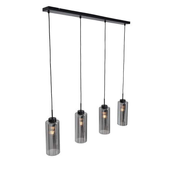 Vierflammige Pendelleuchte mit schwarzer Deckenhalterung, Kabeln und zylindrischen Glasschirmen.