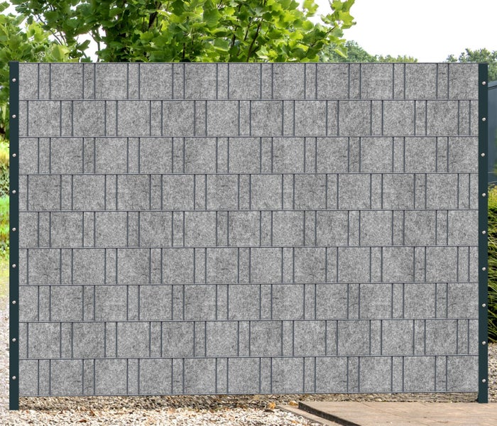 Gartenzaun mit grauen Elementen und Metallpfosten