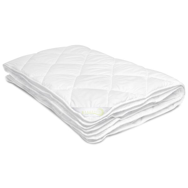 Weiße Bettdecke mit Steppmuster