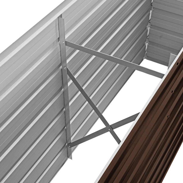 Innenansicht eines Hochbeets aus Metall mit Wellprofil und stabilisierenden Kreuzverstrebungen.