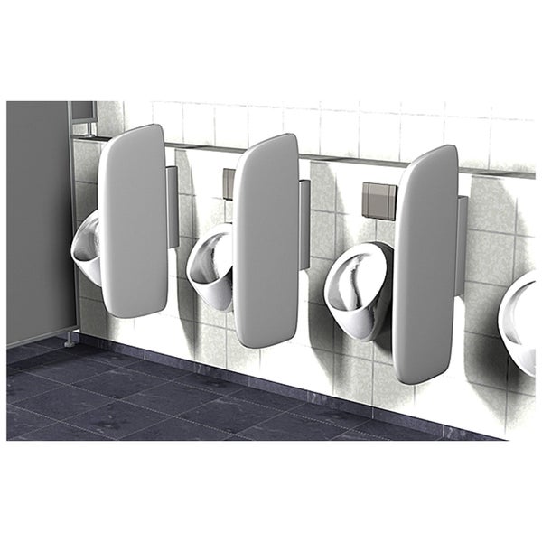 Reihe von Urinalen mit Trennwänden an einer gefliesten Wand in einem öffentlichen Badezimmer