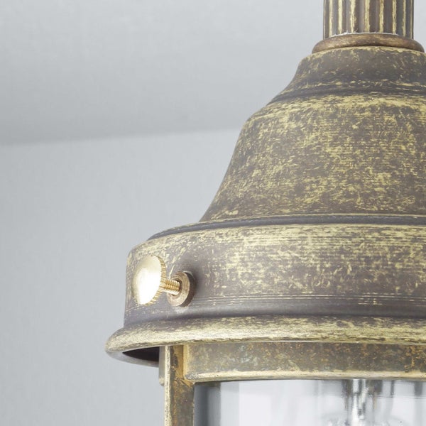 Detailansicht einer bronzefarbenen Deckenleuchte