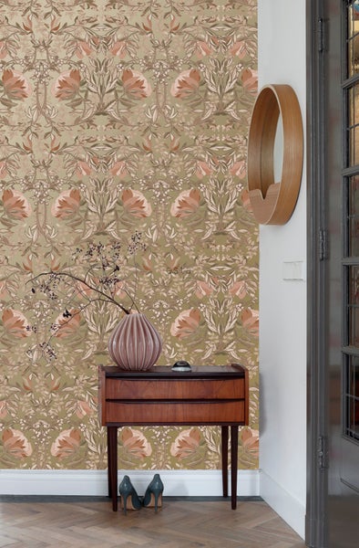 Einrichtungsbeispiel mit gemusterter Tapete, Kommode, Spiegel und Dekoration für eine stilvolle Inneneinrichtung.