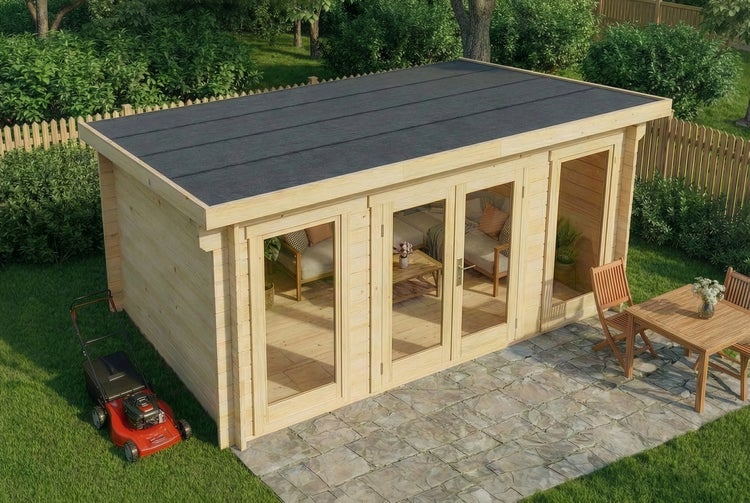 Modernes Gartenhaus aus Holz mit Flachdach und großer Glasfront in einem hellen Garten mit Steinterrasse und Rasenmäher.