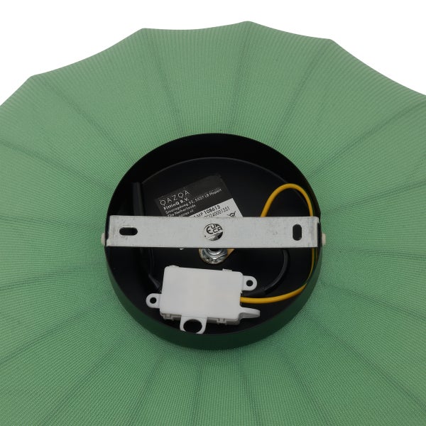 Innenansicht einer QAZQA Deckenleuchtenhalterung mit Metallbügel, Verkabelung und Anschlussklemme in einem plissierten grünen Schirm.