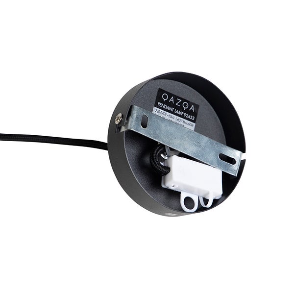 Innenansicht des Deckenbaldachins einer QAZQA Pendelleuchte mit Montagebügel, Anschlussklemme und QAZQA Logo auf dem Etikett.