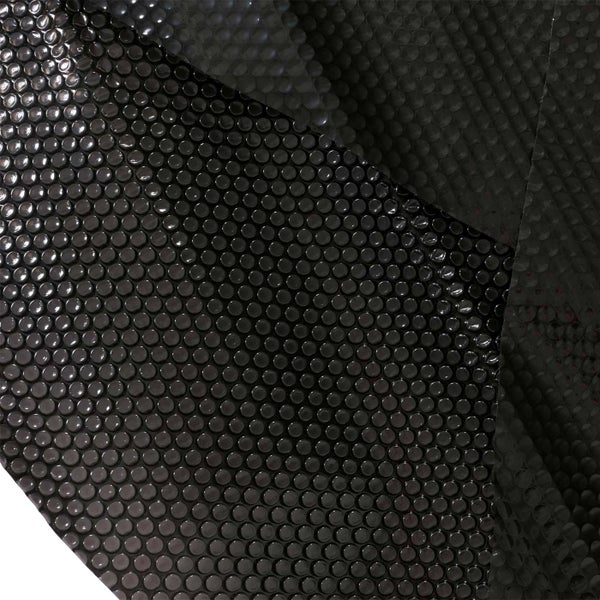 Nahaufnahme einer schwarzen Solarplane mit Luftpolsterfolie für Pools.