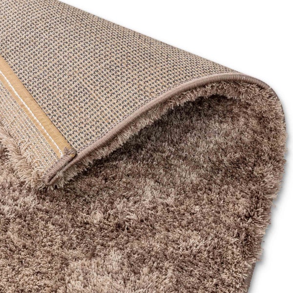 Hochflor-Teppich mit weichem Flor und gewebter Rückseite mit gekettelter Kante.