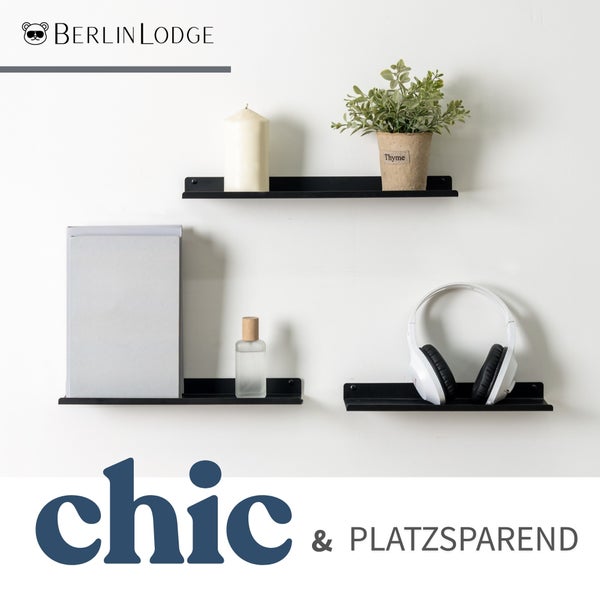 Berlin Lodge Logo. Drei schwarze Wandregale mit Dekorationsgegenständen wie einer Kerze, Pflanze, einem Buch, Flakon und Kopfhörern.