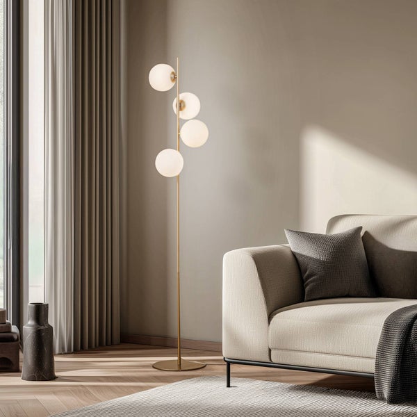 Stehlampe mit vier runden Leuchten neben einem Sofa in einem Wohnzimmer.
