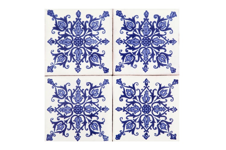 Vier weiße Fliesen mit blauem Dekor