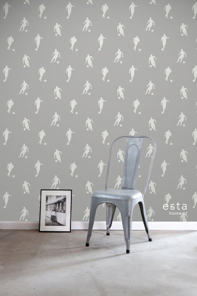 Wand mit Fußballtapete, Stuhl und Bild