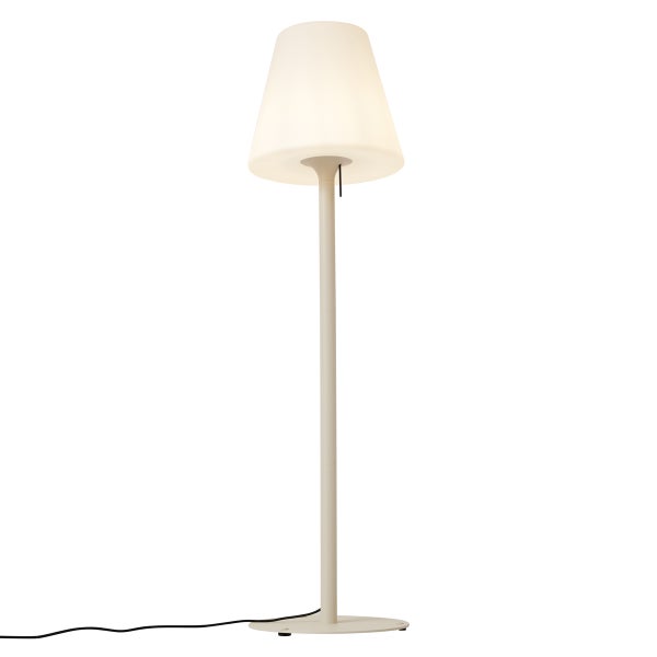 Moderne Stehleuchte mit konischem Lampenschirm und schmalem Standfuß.