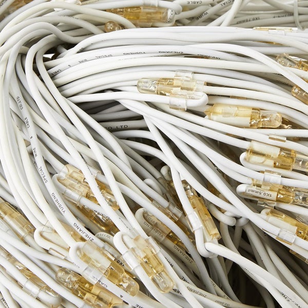 Bündel von weißen Elektrokabeln mit Steckverbindern